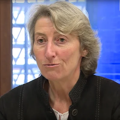 Catherine Chabaud, femme aux cheveux courts et ondulés gris, portant une veste noire, regardant légèrement hors champ avec une expression neutre.