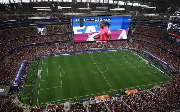 Illustration de l'article du Parisien présentant le stade de Dallas, doté d'un toit rétractable et d'un écran géant, que les Bleus découvriront pour la demi-finale France-Espagne de la Coupe du monde 2026.