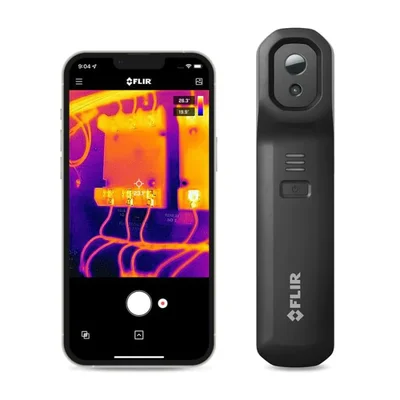 Caméra thermique sans fil FLIR One Edge Pro présentée à côté d'un smartphone exécutant l'application FLIR, affichant une image thermique de composants électriques.
