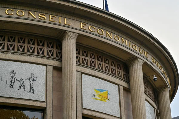 Le siège du CESE, place d'Iéna à Paris : facade courbe du Palais d'Iéna avec lettrage doré 'CONSEIL ECONOMIQUE SOCIAL ET ENVIRONNEMENTAL' et mosaïques.