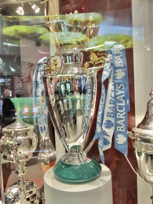 Trophée de la Premier League exposé au National Football Museum de Manchester, récompense suprême du championnat anglais.