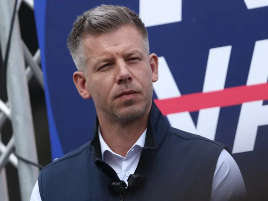 Péter Magyar, nouveau Premier ministre hongrois ayant mis fin au règne d'Orbán, dans une image issue d'un article de BFMTV.