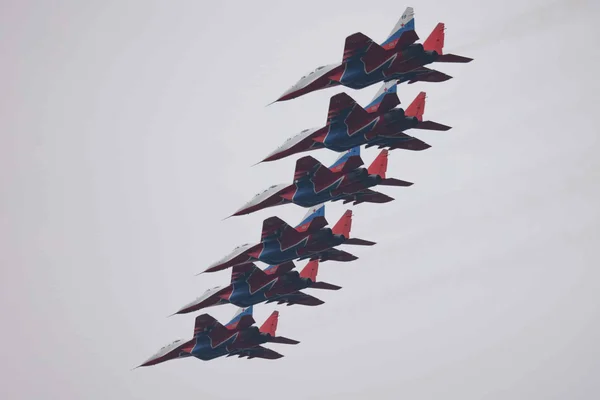 Image relative à l'aviation russe dans la guerre en Ukraine, d'après la revue Conflits de géopolitique.