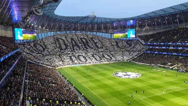 Vue de la tribune sud du Tottenham Hotspur Stadium, stade de Tottenham Hotspur à Londres, évoquant le domicile du club après le naufrage.