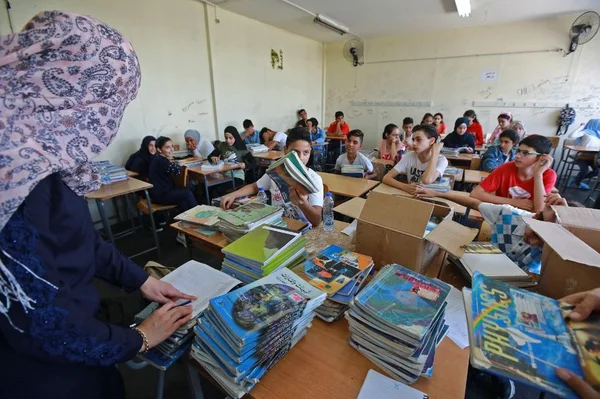 Illustration de la virulente résolution de l'UE contre les manuels scolaires palestiniens, telle que reportée par i24NEWS.