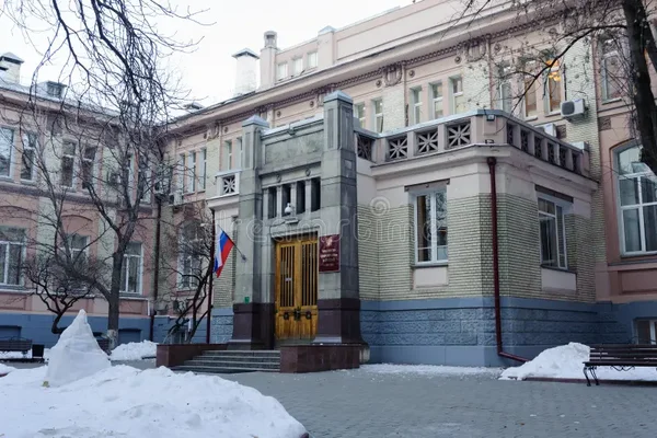 Le bâtiment du ministère de la Santé de la Fédération de Russie, édifice de plusieurs étages avec une entrée monumentale arborant un drapeau russe, situé dans un environnement hivernal enneigé avec des arbres dénudés et des tas de neige, lié à la proposition d'envoyer les femmes sans enfant chez le