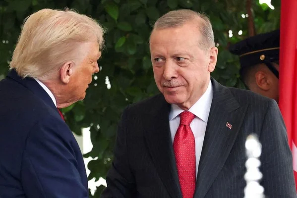 Dans le cadre de la vente par la Turquie de ses bons du Trésor américains, Donald Trump et Recep Tayyip Erdoğan se tenant rapprochés et échangeant un regard, fond flou de végétation verte et drapeau rouge.