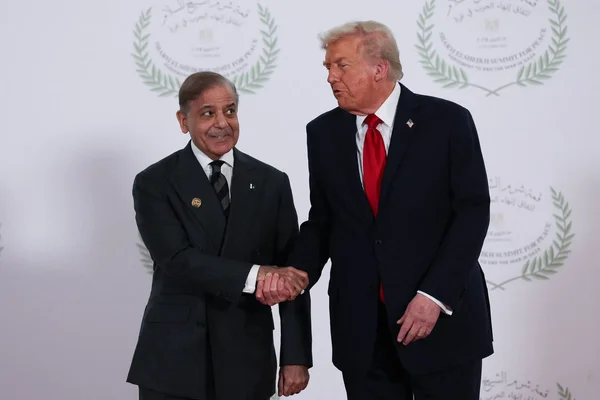 Donald Trump et Abdel Fattah el-Sisi se serrant la main devant le décor du sommet de Sharm El-Sheikh pour la paix, dans le contexte de la guerre en Iran et de la médiation du Pakistan pour un cessez-le-feu.