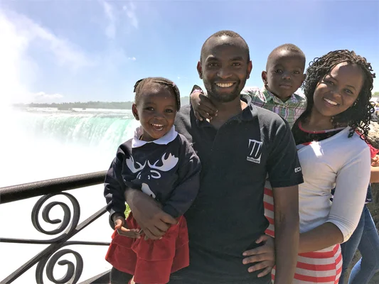 Famille de quatre personnes posant pour une photographie en extérieur devant une grande cascade, identifiée comme famille de victime du crash du Boeing 737 Max ayant critiqué le fonds d'aide de Boeing.