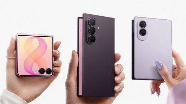 Trois mains tenant différents smartphones pliables Galaxy Z, montrant l'écran avant, le dos avec triple capteur photo et le profil plié.