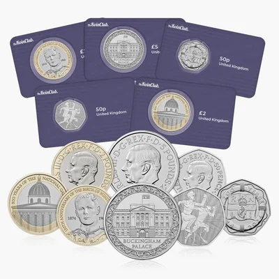 Ensemble de pièces commémoratives britanniques 2024 comprenant des pièces de 50p, 2 et 5 livres, présentées à plat et dans des cartes de collectionneurs bleues, avec motifs du palais de Buckingham et Churchill.