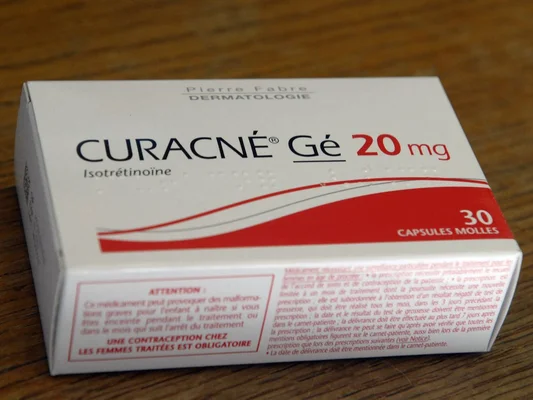 Curacné Gé 20 mg, médicament à base d'isotrétinoïne de Pierre Fabre Dermatologie contre l'acné, présenté sur la photo de sa boîte ; l'ANSM en recommande l'arrêt pendant la grossesse.