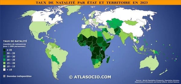 Carte du monde infographique d'Atlasocio.com intitulée 'Taux de natalité par État et territoire en 2023', utilisant une échelle colorée pour les naissances pour 1 000 habitants.