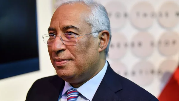 António Costa, homme aux cheveux gris et lunettes, portant un costume sombre et une cravate à rayures, regardant légèrement sur le côté, lors de sa prise de tête du Conseil européen.