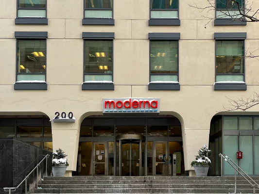 Entrée extérieure du bureau de Moderna à Cambridge, Massachusetts, avec une enseigne 'moderna' au-dessus des portes vitrées et le numéro 200 affiché sur le mur.