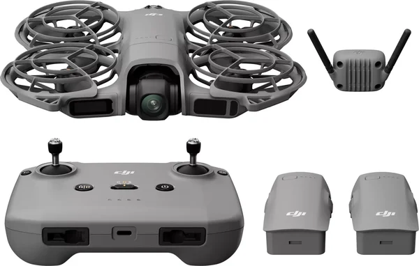 Le DJI Neo 2 Fly More Combo montrant le drone avec carénages, une télécommande, deux batteries et un module récepteur sans fil sur fond uni, un ensemble pour la vidéo à prix cassé.