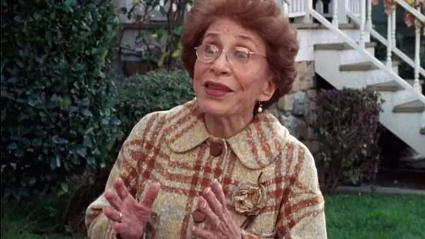 Bunny Levine, actrice vue dans « Gilmore Girls » et « La La Land », morte à 97 ans, femme âgée aux cheveux courts roux-bruns et lunettes, portant une veste à carreaux, gesticulant en extérieur.