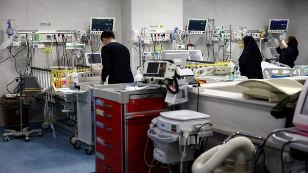 Unité de soins intensifs néonatals en Iran montrant plusieurs incubateurs et du personnel médical s'occupant de patients, dans un contexte où la guerre achève un système de santé déjà à genoux et où les médicaments sont introuvables.