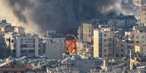 Guerre au Moyen-Orient : nouvelles explosions à Téhéran, Israël n'exclut pas une intervention terrestre. Une grande boule de feu et d'épaisse fumée noire s'élèvent d'un quartier urbain dense d'immeubles.