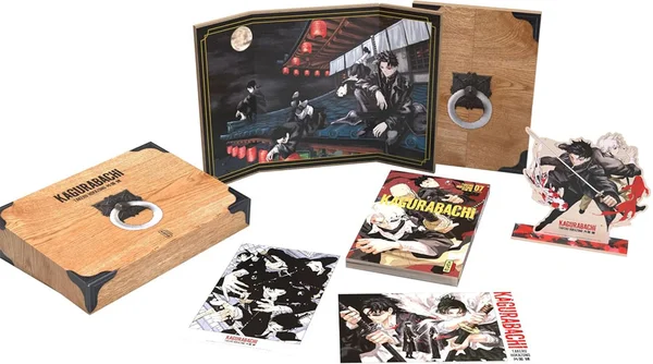Photographie promotionnelle de l'édition collector du manga Kagurabachi tome 7 en coffret bois, comprenant un étui, un artbook, des standees de personnages et goodies.