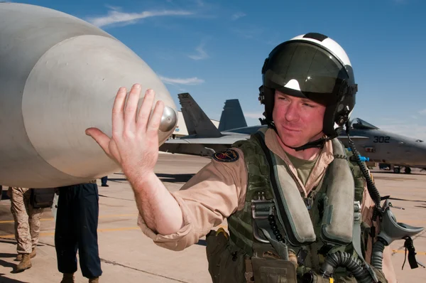 Le major de l'US Marine Corps Nickless Johnson, en tenue de vol et casque, inspecte un chasseur F/A-18 Super Hornet sur la base aérienne d'Azraq en Jordanie, octobre 2010.