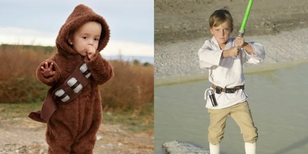 Enfants déguisés en personnages Star Wars des années 90 : un tout-petit en Chewbacca à gauche et un jeune garçon en Luke Skywalker tenant un sabre laser vert à droite, idée de déguisement DIY de film culte.