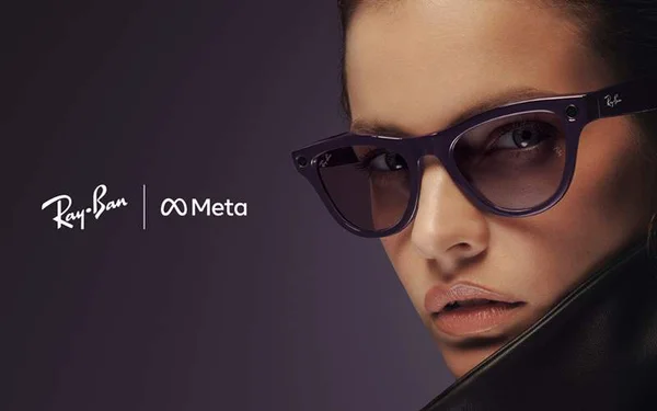 Image promotionnelle mettant en valeur un porteur de lunettes de soleil Ray-Ban Meta violettes, avec les logos Ray-Ban et Meta affichés sur le côté gauche.