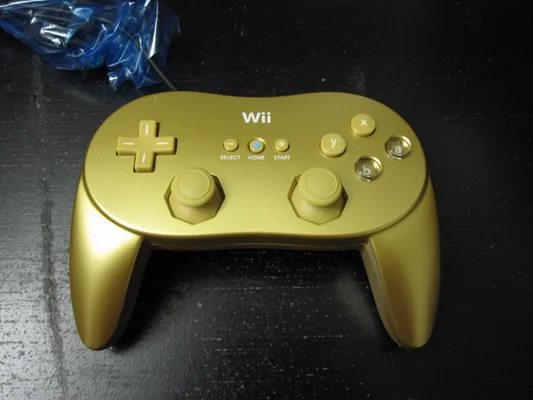 Manette Nintendo Wii Classic Controller Pro dorée, bundle inclus avec la réédition de GoldenEye 007.