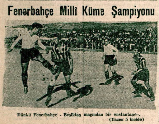 Un extrait de journal turc de 1940 avec une photo en noir et blanc d'un match entre Fenerbahçe et Beşiktaş, et un titre proclamant Fenerbahçe champion national.