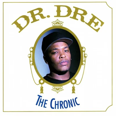 Pochette de l'album 'The Chronic' de Dr. Dre sortie en 1992, montrant un portrait de l'artiste encadré par un cadre doré orné avec un texte stylisé.