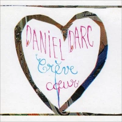 Pochette de l'album "Crève coeur" de Daniel Darc, graphique en forme de cœur avec bordure effet collage et inscriptions manuscrites "DANIEL DARC" en rose et "Crève coeur" en bleu et rose