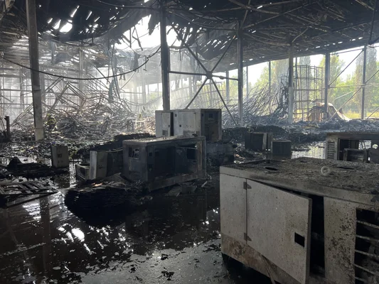 Vue de l'entrepôt humanitaire de la Croix-Rouge ukrainienne à Kyiv détruit lors d'une attaque massive ayant entraîné la perte de 320 000 unités d'aide humanitaire et d'équipement