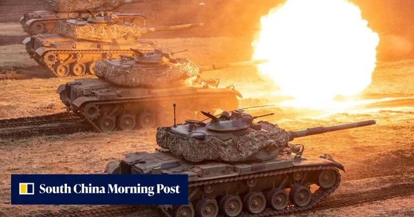 File de chars de combat tirant simultanément au canon, créant une immense explosion de flammes et de fumée lors des plus grandes manœuvres militaires de Taïwan en préparation à un blocus maritime de l'APL