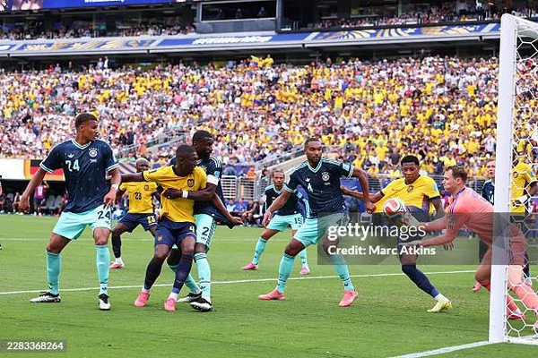 Gonzalo Plata de l'Équateur inscrivant le but victorieux contre l'Allemagne lors de la Coupe du Monde de la FIFA, en action près du but face à des joueurs en bleu devant une tribune comble