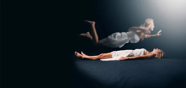 Photomontage illustrant les expériences de sortie du corps selon Cerveau & Psycho : une femme en robe blanche allongée sur fond sombre, son double translucide et lumineux flottant au-dessus d'elle dans un halo de lumière
