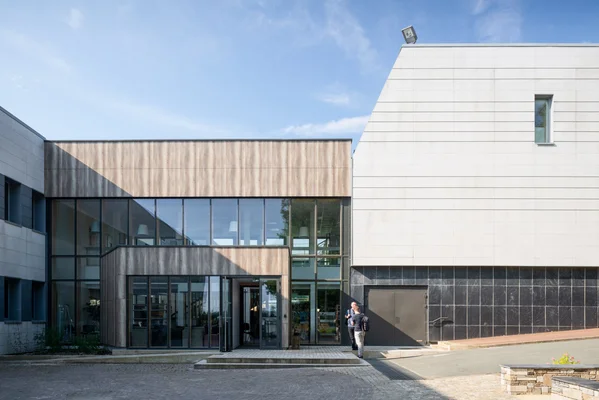 Vue extérieure du siège social de l'Ademe à Angers, bâtiment de l'Agence de la transition écologique