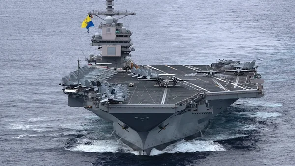 Cinq porte-avions de l'OTAN naviguant ensemble dans les eaux européennes, illustrant la présence navale alliée concernée par la réduction envisagée