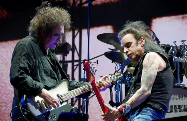 Robert Smith et Simon Gallup de The Cure jouant de la guitare ensemble sur scène lors d'un concert au Rock en Seine.