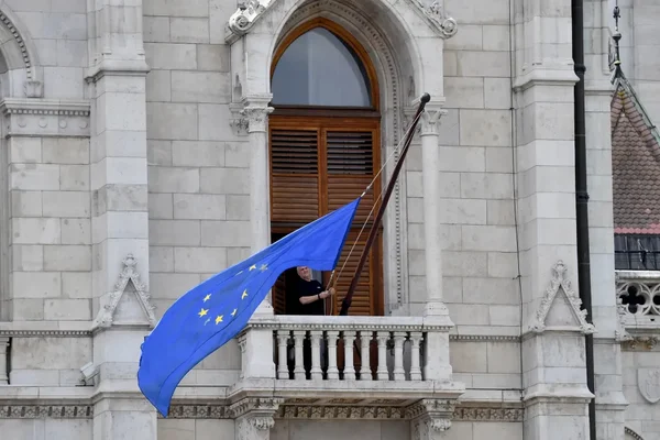 Le drapeau de l'Union européenne flottant à nouveau sur la façade du Parlement hongrois à Budapest, symbole de la dimension européenne et géopolitique des élections du 12 avril