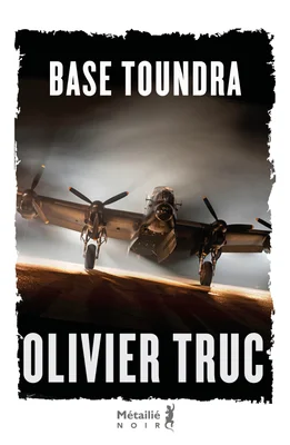 Couverture du livre 'Base Toundra' d'Olivier Truc, édité par Métailié, montrant un ancien avion quadrimoteur sur une piste sous un ciel sombre et nuageux.