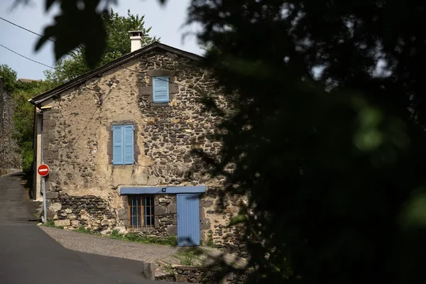 Maison de la recluse de Saint-Flour proposée en location saisonnière, mentionnant que l'acquéreur n'a découvert son lien avec la recluse qu'après l'achat