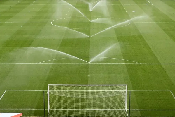Terrain de football en Ligue 1 arrosé par des asperseurs sans autorisation, polémique après des blessures signalées, préfet relativise les risques