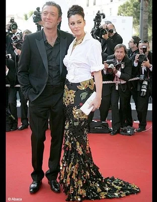 Monica Bellucci et Vincent Cassel posant sur les marches du Festival de Cannes, entourés de photographes prenant des photos.