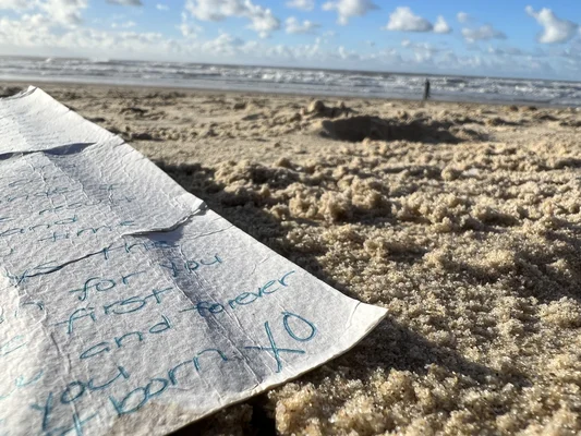 Bouteille à la mer contenant une lettre manuscrite retrouvée sur une plage de Gironde, témoignage émouvant de l'Américaine autrice de la lettre