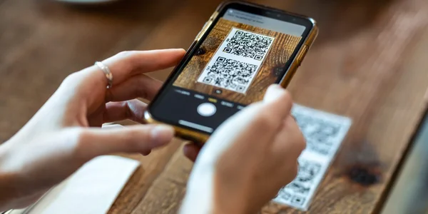 Solution de paiement mobile sans contact à table au restaurant, illustration du règlement de l'addition directement à table via terminal mobile