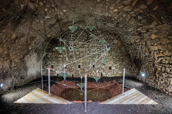 Mofette de gaz carbonique à Meyras, émanation naturelle de CO2 s'échappant du sol dans une cuve en pierre, phénomène à l'origine des légendes de grottes maudites