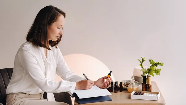 Illustration des meilleures huiles d'aromathérapie pour améliorer la concentration lors des études - Organic Aromas