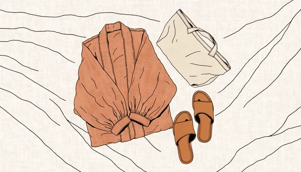 Illustration en vue de dessus d'une composition en flat lay sur fond clair montrant une robe en lin lavé couleur argile pliée, accompagnée uniquement d'une paire de sandales en cuir simples et d'un petit sac cabas en toile écru uni, palette naturelle resserrée.