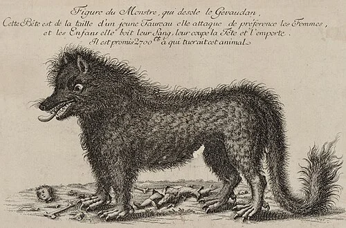 Illustration historique de la Bête du Gévaudan, créature semblable à un loup à longue queue, dressée sur des restes humains, avec un texte ancien décrivant ses attaques.
