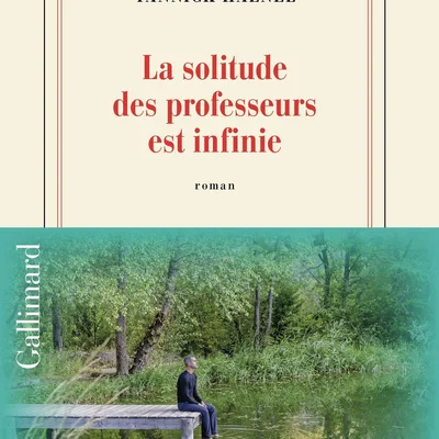 Couverture du roman « La solitude des professeurs est infinie » de Yannick Haenel, illustrée par un homme assis seul sur un quai en bois au bord de l'eau, entouré de verdure.